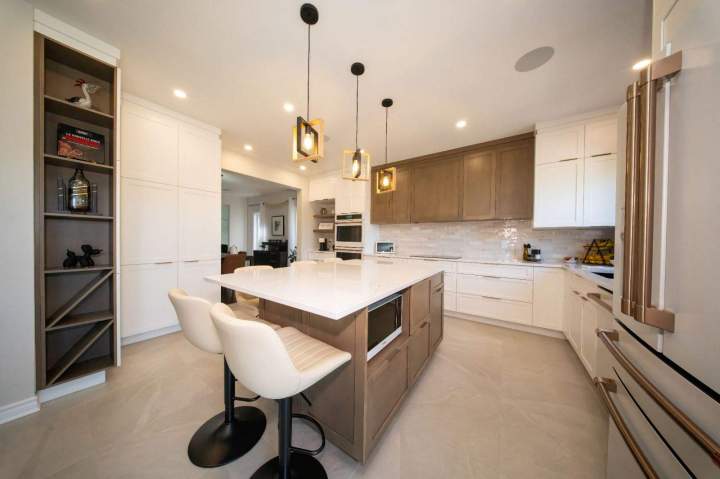  Cuisine contemporaine avec îlot central en bois et un comptoir en quartz blanc