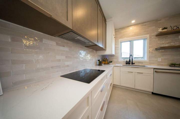 Cuisine moderne avec comptoir en quartz Oceana