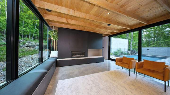 Villa contemporaine avec une grande baie vitrée
