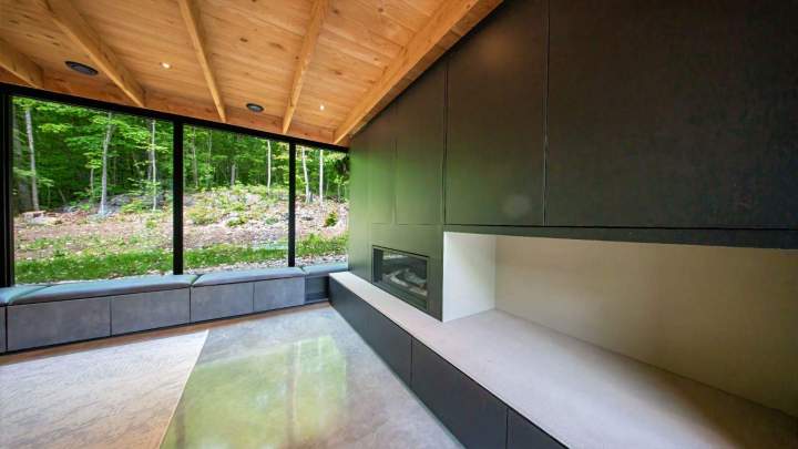 Grande salle avec baie vitrée